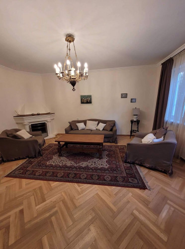 ქირავდება  4 ოთახიანი ბინა  ვაკეში, რაზმაძის ქუჩაზე