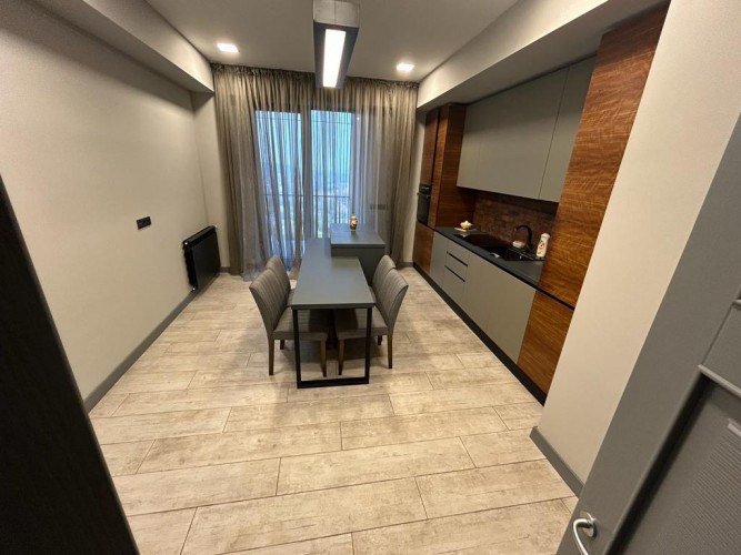 იყიდება 4 ოთახიანი ბინა ლისი ვერანდაზე