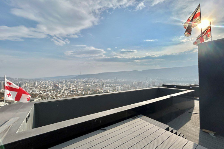 იყიდება ლისი ვერანდაზე  200კვ.მ ,310კვ.მ და 500კვ.მ  ბინები