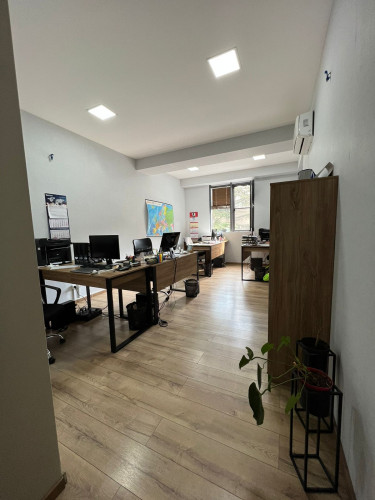 ქირავდება საოფისე ფართი ვაკეში