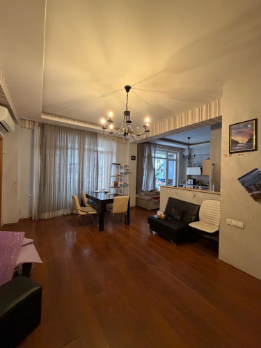 ბინა მრგვალ ბაღთან