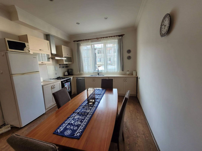 ქირავდება  4 ოთახიანი ბინა  ვაკეში, რაზმაძის ქუჩაზე