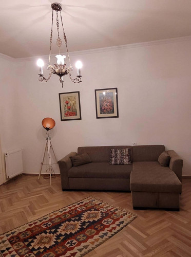 ქირავდება  4 ოთახიანი ბინა  ვაკეში, რაზმაძის ქუჩაზე