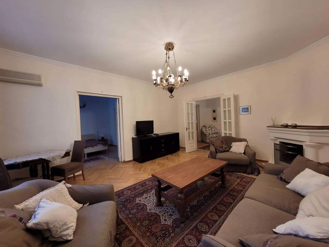 ქირავდება  4 ოთახიანი ბინა  ვაკეში, რაზმაძის ქუჩაზე