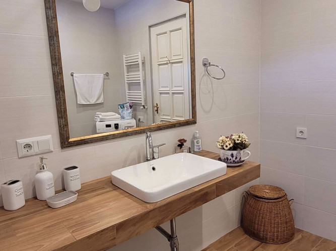 ქირავდება  4 ოთახიანი ბინა  ვაკეში, რაზმაძის ქუჩაზე