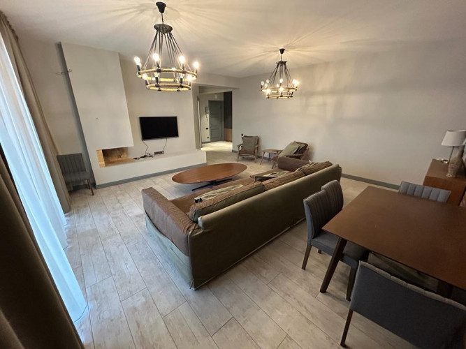 იყიდება 4 ოთახიანი ბინა ლისი ვერანდაზე