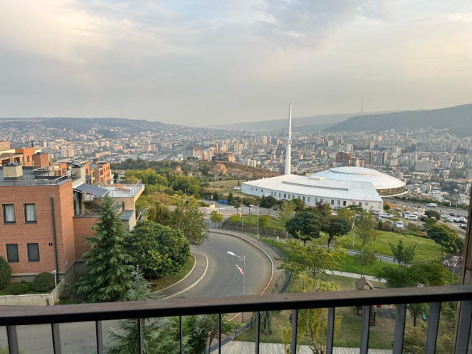 იყიდება 4 ოთახიანი ბინა ლისი ვერანდაზე