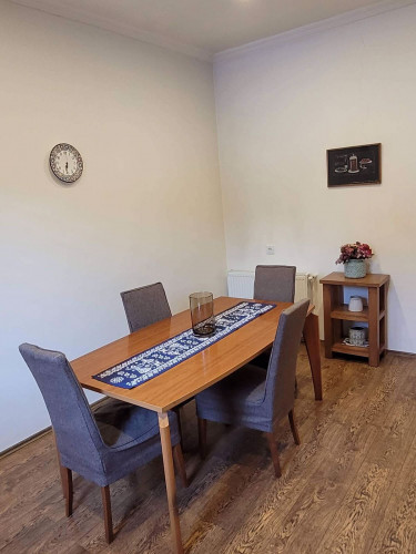 ქირავდება  4 ოთახიანი ბინა  ვაკეში, რაზმაძის ქუჩაზე