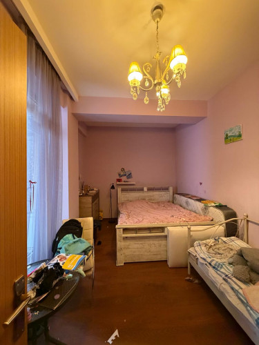 ბინა მრგვალ ბაღთან