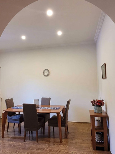 ქირავდება  4 ოთახიანი ბინა  ვაკეში, რაზმაძის ქუჩაზე