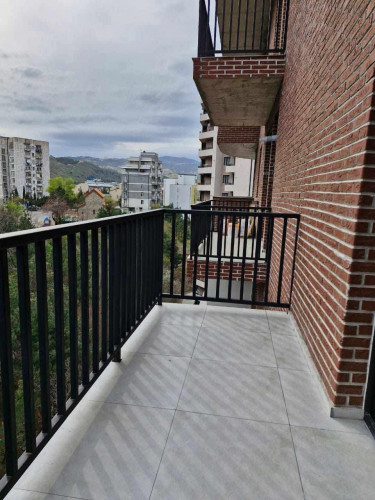 ქირავდება 3 ოთახიანი ბინა  2საძინებლით საბურთალოზე