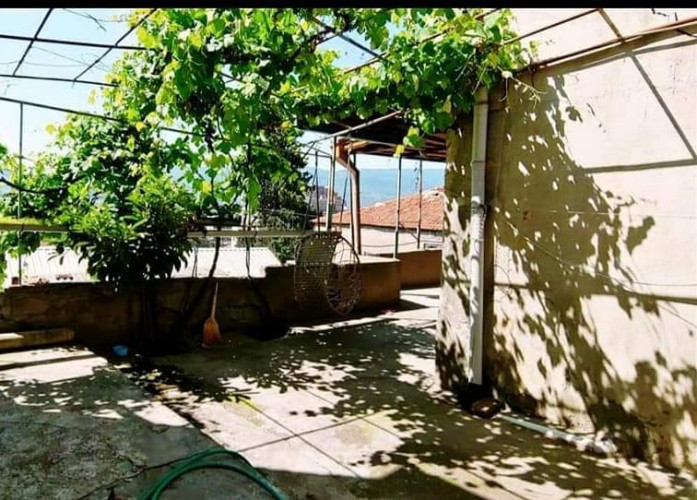 იყიდება სახლი საბურთალოზე