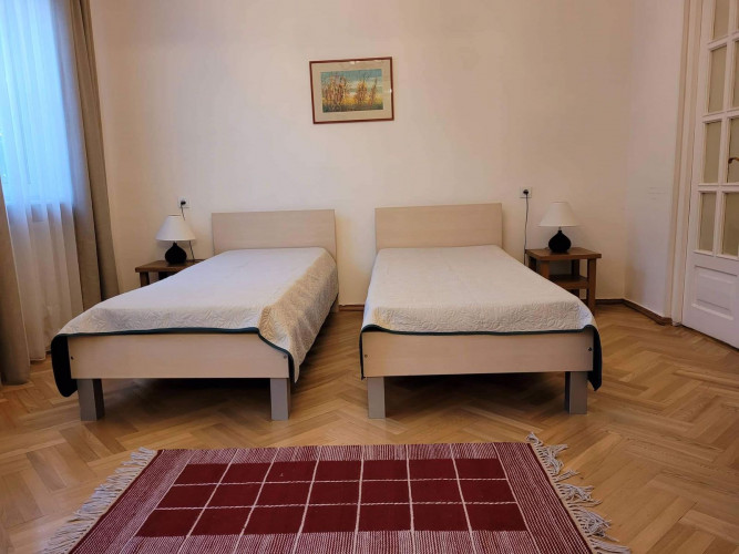 ქირავდება  4 ოთახიანი ბინა  ვაკეში, რაზმაძის ქუჩაზე