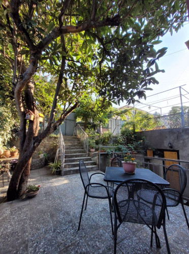 ქირავდება  4 ოთახიანი ბინა  ვაკეში, რაზმაძის ქუჩაზე