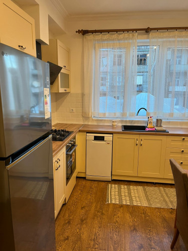 ქირავდება  4 ოთახიანი ბინა  ვაკეში, რაზმაძის ქუჩაზე