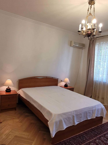 ქირავდება  4 ოთახიანი ბინა  ვაკეში, რაზმაძის ქუჩაზე