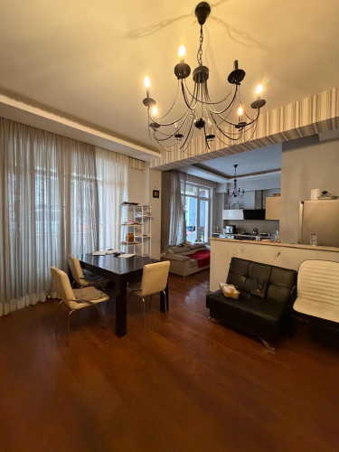 ბინა მრგვალ ბაღთან