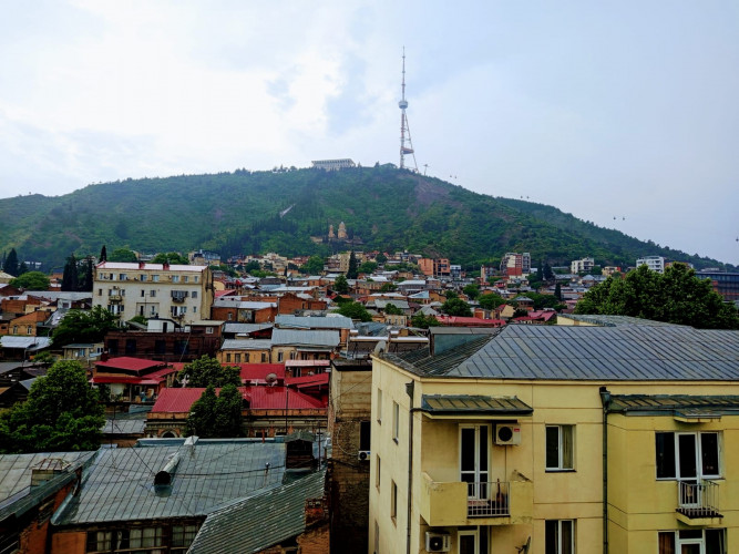 იყიდება 3 ოთახიანი ბინა მთაწმინდაზე.