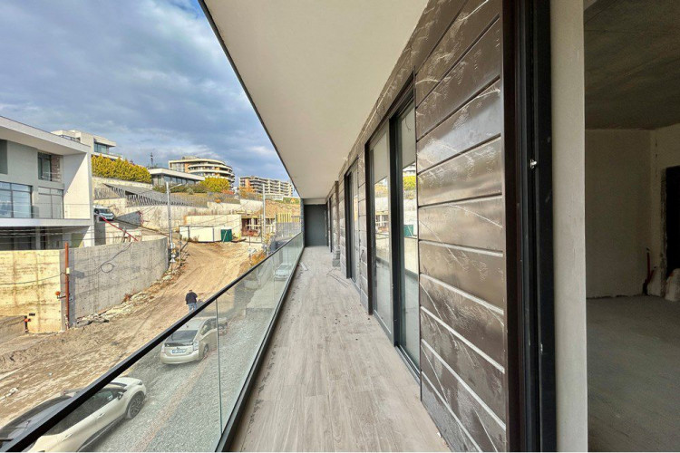 იყიდება ლისი ვერანდაზე  200კვ.მ ,310კვ.მ და 500კვ.მ  ბინები