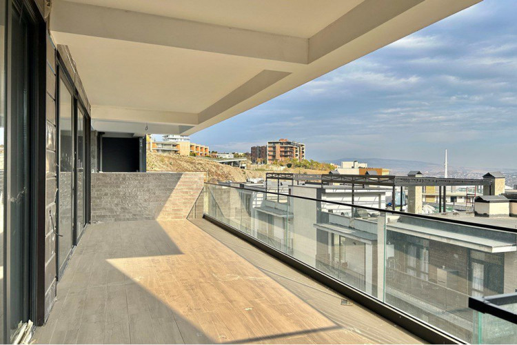 იყიდება ლისი ვერანდაზე  200კვ.მ ,310კვ.მ და 500კვ.მ  ბინები