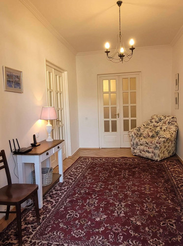 ქირავდება  4 ოთახიანი ბინა  ვაკეში, რაზმაძის ქუჩაზე