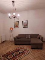 ქირავდება  4 ოთახიანი ბინა  ვაკეში, რაზმაძის ქუჩაზე