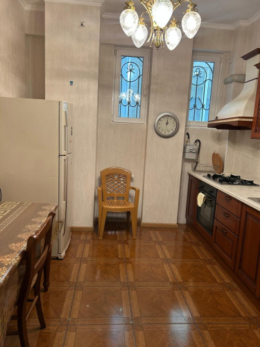 იყიდება 4  ოთახიანი ბინა საბურთალოზე