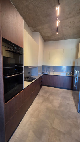 იყიდება 4 ოთახიანი ბინა ვაკეში