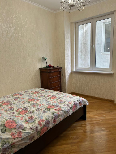 იყიდება 4  ოთახიანი ბინა საბურთალოზე