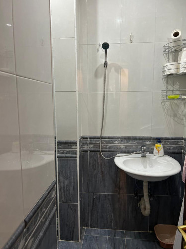 იყიდება 4  ოთახიანი ბინა საბურთალოზე