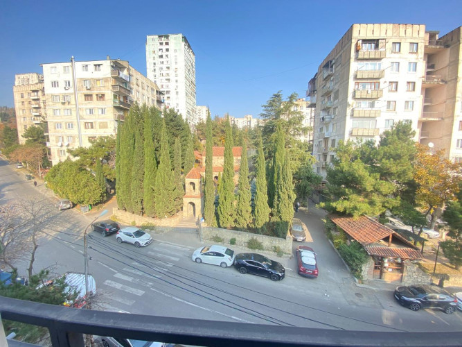 იყიდება ბინა საბურთალოზე