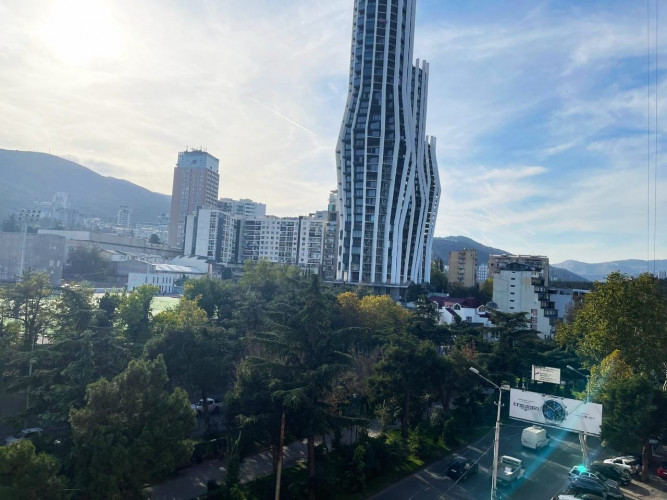 ბინა ვაკის პარკთან