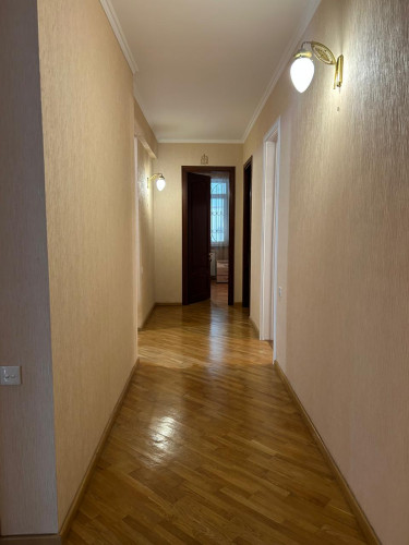 იყიდება 4  ოთახიანი ბინა საბურთალოზე