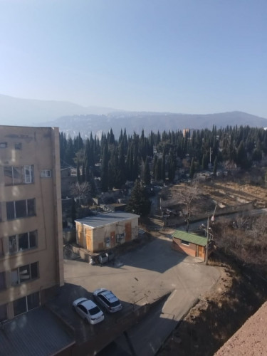 იყიდება 2 ოთახიანი ბინა საბურთალოზე