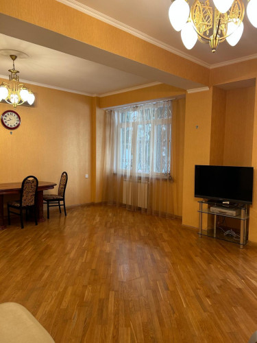 იყიდება 4  ოთახიანი ბინა საბურთალოზე