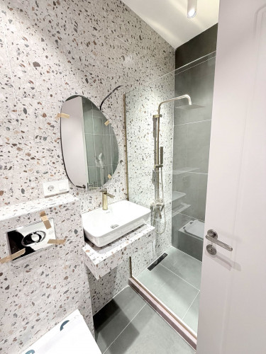 ბინა კეკელიძეზე