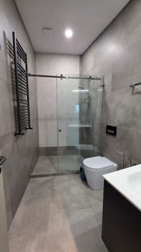 იყიდება 4 ოთახიანი ბინა ვაკეში