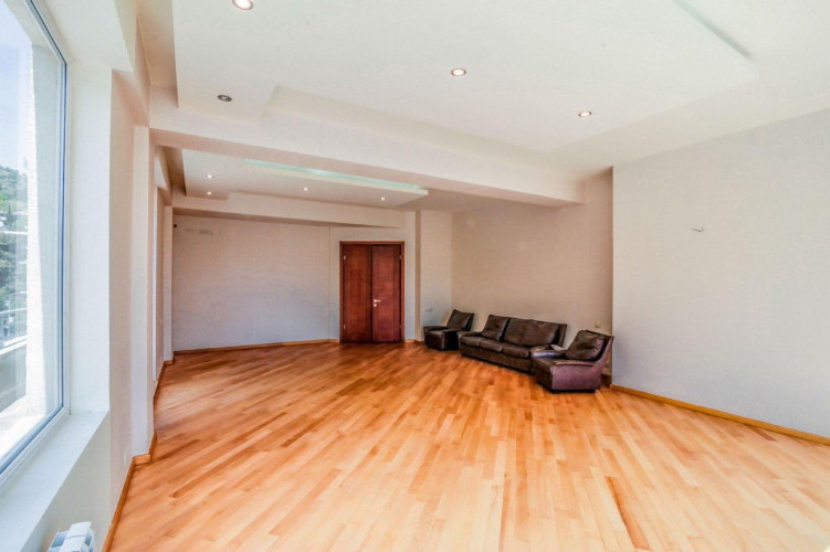 ოფისი მთაწმინდაზე