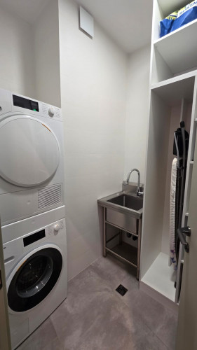 იყიდება 4 ოთახიანი ბინა ვაკეში