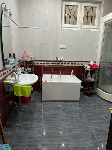 იყიდება 4  ოთახიანი ბინა საბურთალოზე