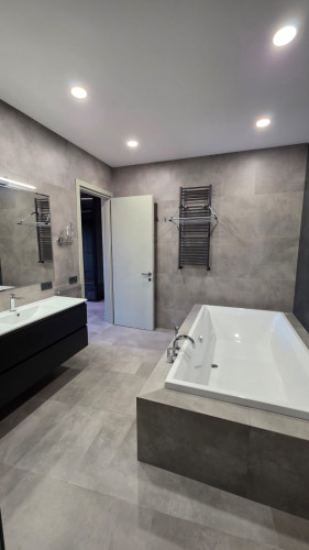 იყიდება 4 ოთახიანი ბინა ვაკეში