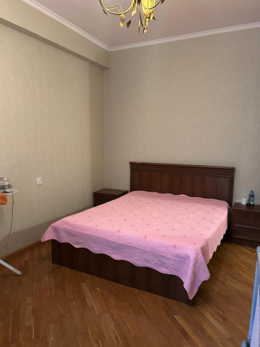 იყიდება 4  ოთახიანი ბინა საბურთალოზე