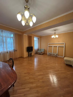 იყიდება 4  ოთახიანი ბინა საბურთალოზე