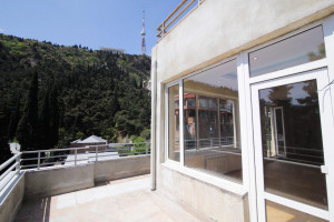 ოფისი მთაწმინდაზე